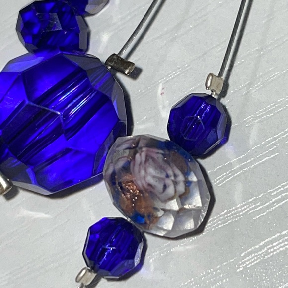 Wired blue scatter bead necklace - Picture 4 of 4